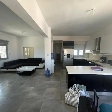Holiday home Deryneia House *